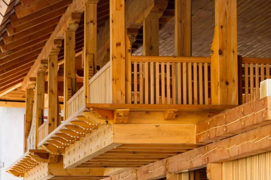 Lasure de balcon en bois sur un chalet de Briançon