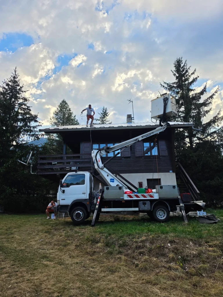 Entretien de toiture bac acier sur un chalet secteur Le Boréon